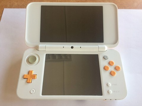 KONSOLA NEW NINTENDO 2DS XL BIAŁO-POMARAŃCZOWA + ŁADOWARKA +RYSIK + PUDEŁKO