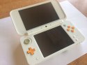 KONSOLA NEW NINTENDO 2DS XL BIAŁO-POMARAŃCZOWA + ŁADOWARKA +RYSIK + PUDEŁKO
