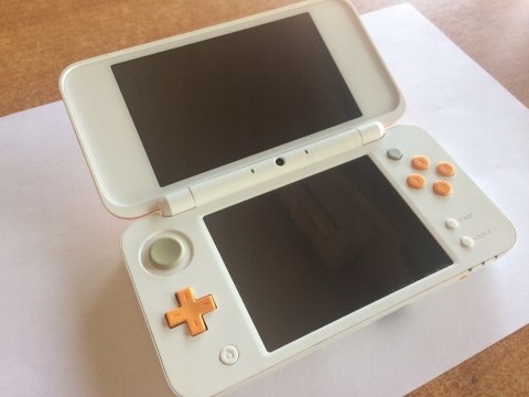 KONSOLA NEW NINTENDO 2DS XL BIAŁO-POMARAŃCZOWA + ŁADOWARKA +RYSIK + PUDEŁKO