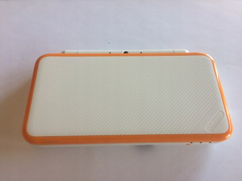 KONSOLA NEW NINTENDO 2DS XL BIAŁO-POMARAŃCZOWA + ŁADOWARKA +RYSIK + PUDEŁKO