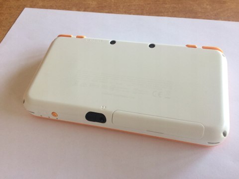 KONSOLA NEW NINTENDO 2DS XL BIAŁO-POMARAŃCZOWA + ŁADOWARKA +RYSIK + PUDEŁKO