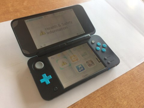 KONSOLA NEW NINTENDO 2DS XL NIEBIESKO-CZARNA + ŁADOWARKA + PUDEŁKO