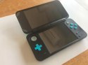 KONSOLA NEW NINTENDO 2DS XL NIEBIESKO-CZARNA + ŁADOWARKA + PUDEŁKO