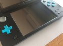 KONSOLA NEW NINTENDO 2DS XL NIEBIESKO-CZARNA + ŁADOWARKA + PUDEŁKO