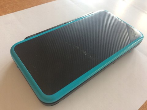 KONSOLA NEW NINTENDO 2DS XL NIEBIESKO-CZARNA + ŁADOWARKA + PUDEŁKO