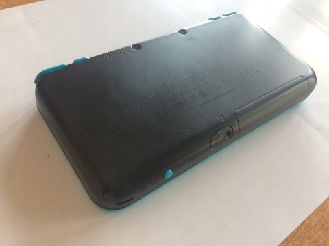 KONSOLA NEW NINTENDO 2DS XL NIEBIESKO-CZARNA + ŁADOWARKA + PUDEŁKO