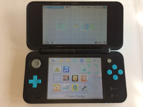 KONSOLA NEW NINTENDO 2DS XL NIEBIESKO-CZARNA + ŁADOWARKA + RYSIK
