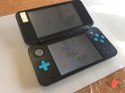 KONSOLA NEW NINTENDO 2DS XL NIEBIESKO-CZARNA + ŁADOWARKA + RYSIK