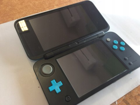 KONSOLA NEW NINTENDO 2DS XL NIEBIESKO-CZARNA + ŁADOWARKA + RYSIK