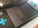 KONSOLA NEW NINTENDO 2DS XL NIEBIESKO-CZARNA + ŁADOWARKA + RYSIK