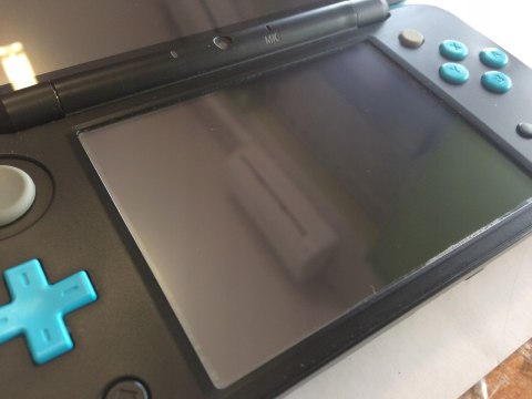 KONSOLA NEW NINTENDO 2DS XL NIEBIESKO-CZARNA + ŁADOWARKA + RYSIK