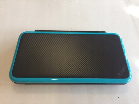KONSOLA NEW NINTENDO 2DS XL NIEBIESKO-CZARNA + ŁADOWARKA + RYSIK