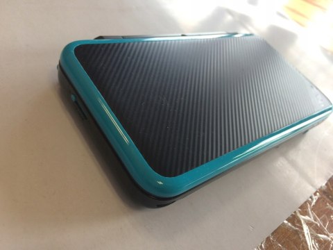 KONSOLA NEW NINTENDO 2DS XL NIEBIESKO-CZARNA + ŁADOWARKA + RYSIK