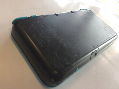 KONSOLA NEW NINTENDO 2DS XL NIEBIESKO-CZARNA + ŁADOWARKA + RYSIK