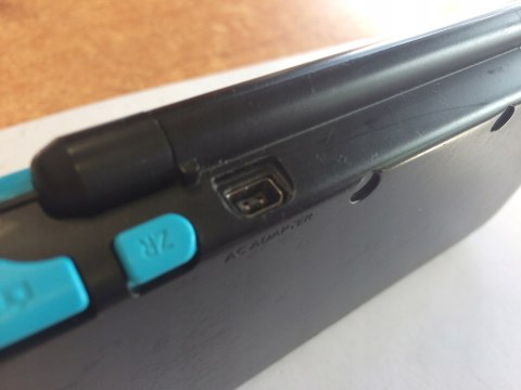 KONSOLA NEW NINTENDO 2DS XL NIEBIESKO-CZARNA + ŁADOWARKA + RYSIK