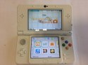 KONSOLA NEW NINTENDO 3DS BIAŁA + ŁADOWARKA + RYSIK