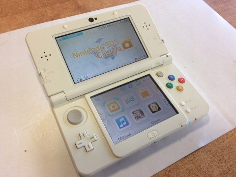 KONSOLA NEW NINTENDO 3DS BIAŁA + ŁADOWARKA + RYSIK