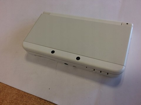 KONSOLA NEW NINTENDO 3DS BIAŁA + ŁADOWARKA + RYSIK
