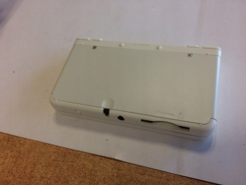 KONSOLA NEW NINTENDO 3DS BIAŁA + ŁADOWARKA + RYSIK