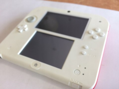 KONSOLA NINTENDO 2DS + KARTA PAMIĘCI + ŁADOWARKA + RYSIK