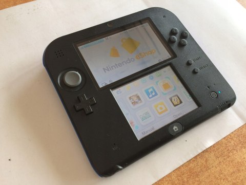 KONSOLA NINTENDO 2DS + RYSIK + ŁADOWARKA