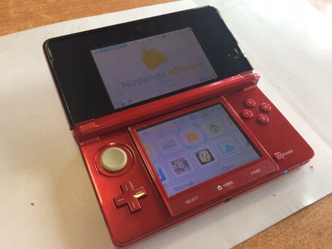 KONSOLA NINTENDO 3DS CZERWONA + 2 GRY MARIO + ŁADOWARKA