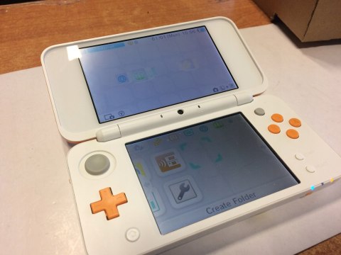 BARDZO ŁADNA KONSOLA NEW NINTENDO 2DS XL BIAŁO-POMARAŃCZKOWA - KOMPLET