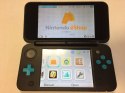 KONSOLA NEW NINTENDO 2DS XL NIEBIESKO-CZARNA + ŁADOWARKA + RYSIK + ETUI