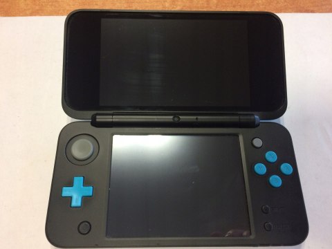 KONSOLA NEW NINTENDO 2DS XL NIEBIESKO-CZARNA + ŁADOWARKA + RYSIK + ETUI