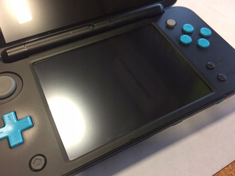 KONSOLA NEW NINTENDO 2DS XL NIEBIESKO-CZARNA + ŁADOWARKA + RYSIK + ETUI