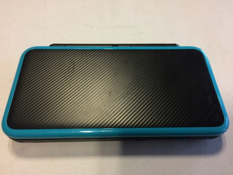 KONSOLA NEW NINTENDO 2DS XL NIEBIESKO-CZARNA + ŁADOWARKA + RYSIK + ETUI