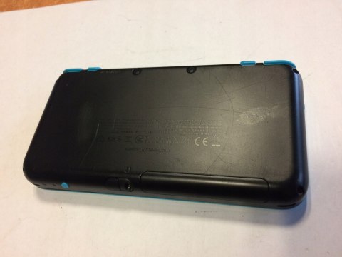KONSOLA NEW NINTENDO 2DS XL NIEBIESKO-CZARNA + ŁADOWARKA + RYSIK + ETUI