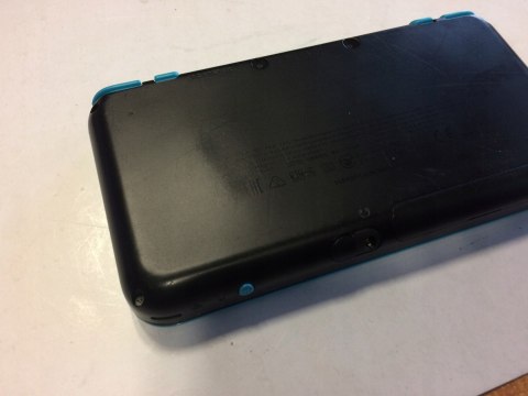 KONSOLA NEW NINTENDO 2DS XL NIEBIESKO-CZARNA + ŁADOWARKA + RYSIK + ETUI