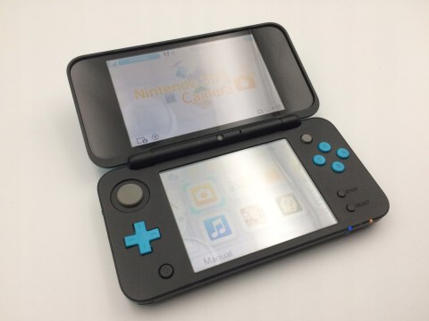 KONSOLA NEW NINTENDO 2DS XL NIEBIESKO-CZARNA + ŁADOWARKA + RYSIK