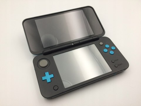 KONSOLA NEW NINTENDO 2DS XL NIEBIESKO-CZARNA + ŁADOWARKA + RYSIK