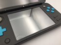KONSOLA NEW NINTENDO 2DS XL NIEBIESKO-CZARNA + ŁADOWARKA + RYSIK