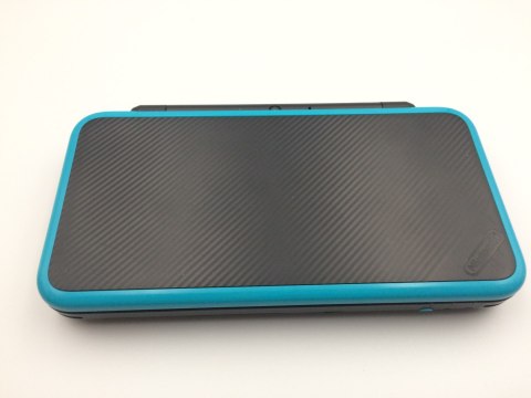 KONSOLA NEW NINTENDO 2DS XL NIEBIESKO-CZARNA + ŁADOWARKA + RYSIK