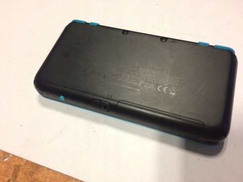 ZADBANA KONSOLA NEW NINTENDO 2DS XL NIEBIESKO-CZARNA + ŁADOWARKA + RYSIK