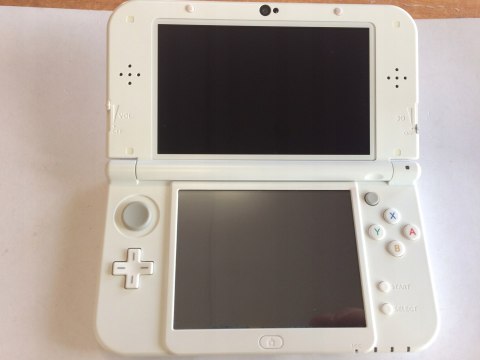 BARDZO ŁADNA KONSOLA NEW NINTENDO 3DS XL BIAŁA + RYSIK + ŁADOWARKA
