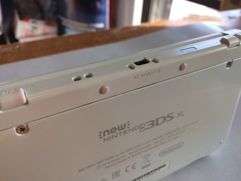 BARDZO ŁADNA KONSOLA NEW NINTENDO 3DS XL BIAŁA + RYSIK + ŁADOWARKA