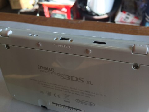 BARDZO ŁADNA KONSOLA NEW NINTENDO 3DS XL BIAŁA + RYSIK + ŁADOWARKA