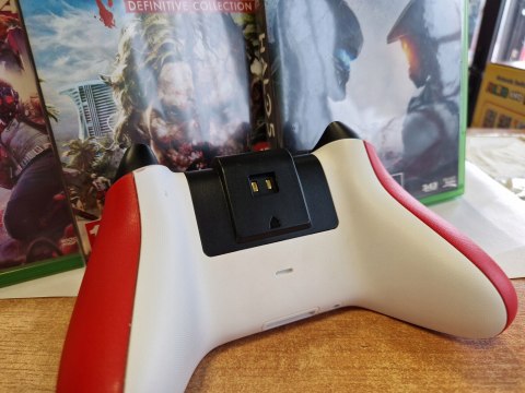 KONSOLA MICROSOFT XBOX SERIES X 1TB Z NAPĘDEM + PAD + 3 GRY