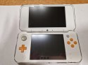 KONSOLA NEW NINTENDO 2DS XL BIAŁO-POMARAŃCZKOWA + RYSIK