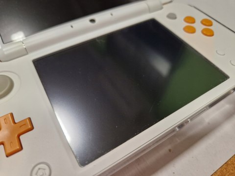 KONSOLA NEW NINTENDO 2DS XL BIAŁO-POMARAŃCZKOWA + RYSIK
