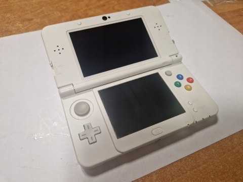 KONSOLA NEW NINTENDO 3DS BIAŁA + KARTA PAMIĘCI + RYSIK + USB
