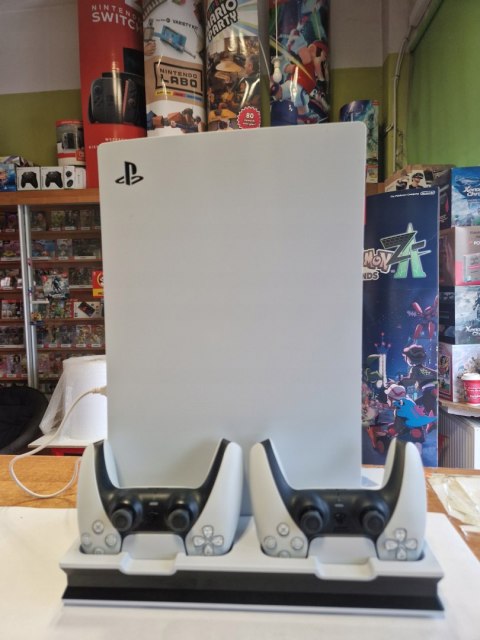 KONSOLA SONY PLAYSTATION 5 825GB SSD 1116A + 2x PAD + PODSTAWKA