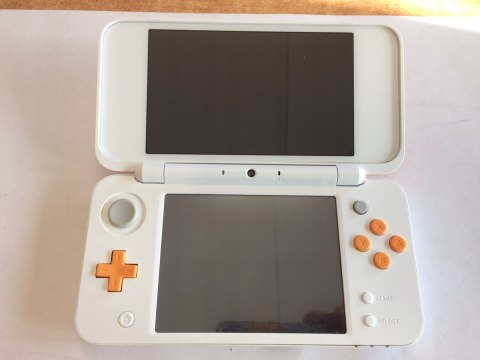 ŁADNA KONSOLA NEW NINTENDO 2DS XL BIAŁO-POMARAŃCZKOWA + RYSIK