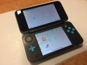 KONSOLA NEW NINTENDO 2DS XL NIEBIESKO-CZARNA + ŁADOWARKA + PUDEŁKO