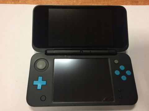 KONSOLA NEW NINTENDO 2DS XL NIEBIESKO-CZARNA + ŁADOWARKA + PUDEŁKO