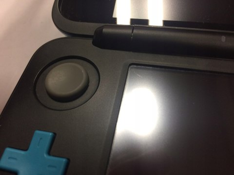 KONSOLA NEW NINTENDO 2DS XL NIEBIESKO-CZARNA + ŁADOWARKA + PUDEŁKO